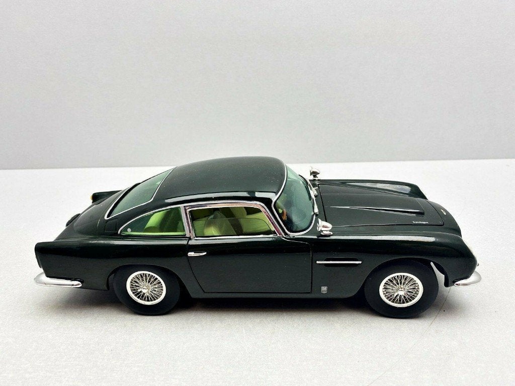 ASTON MARTIN DB5 Vantage 1965 Green 1/18 CHRONO Premium Nve, Enlèvement ou Envoi, Neuf, Voiture, Maisto