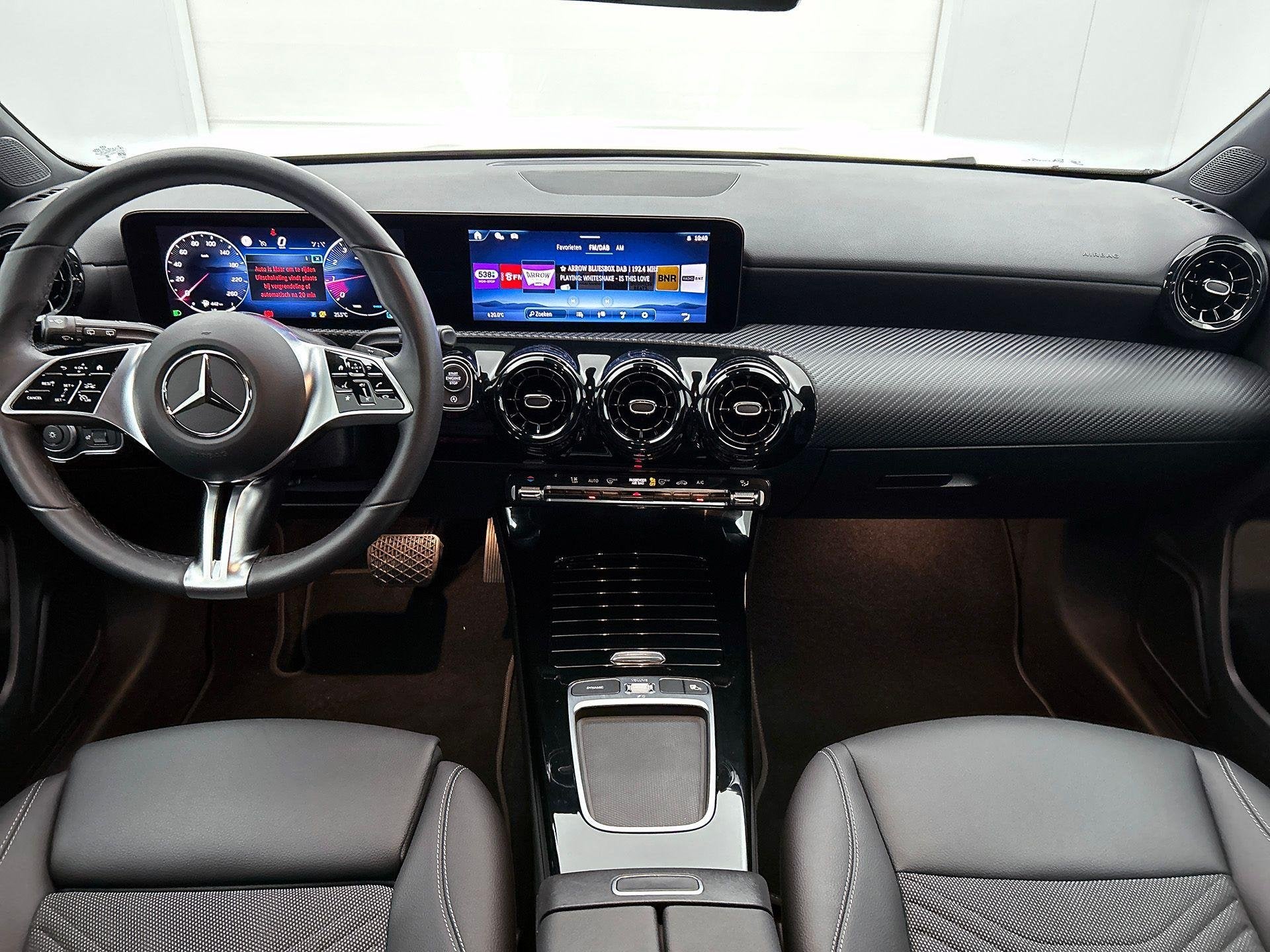 Mercedes-Benz A-klasse 180 Hatchback Essential Line | Verwar, Auto's, Dealer onderhouden, Stof, Zwart, 4 cilinders