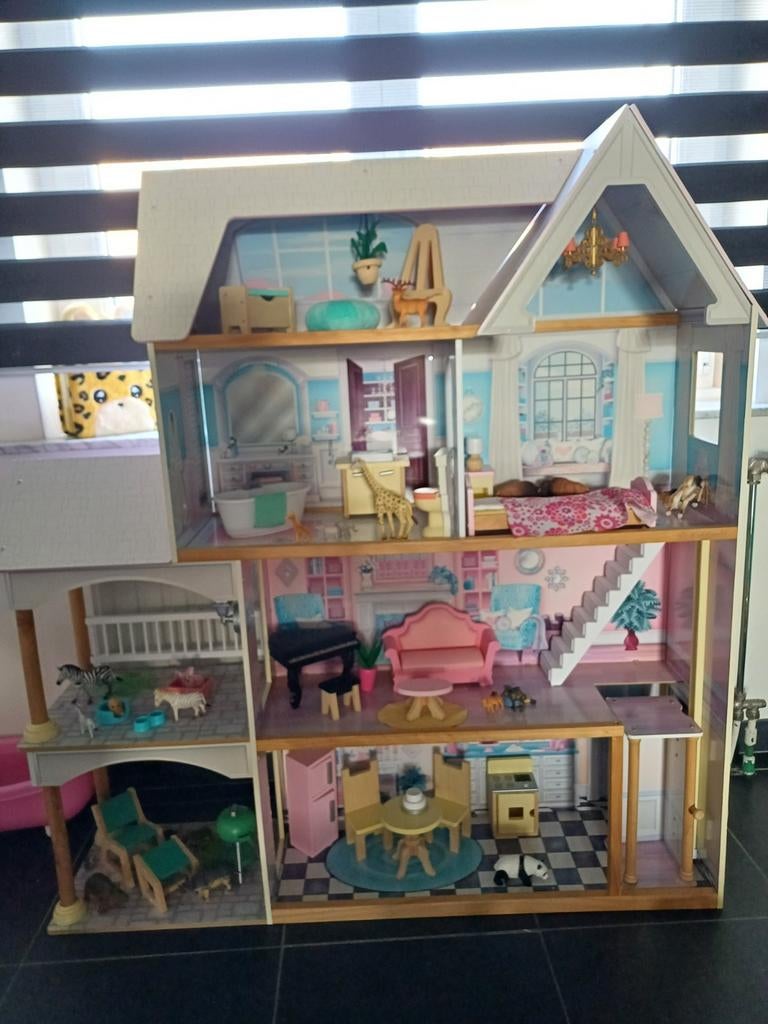 Poppenhuis Kidkraft, Enlèvement, Maison de poupées