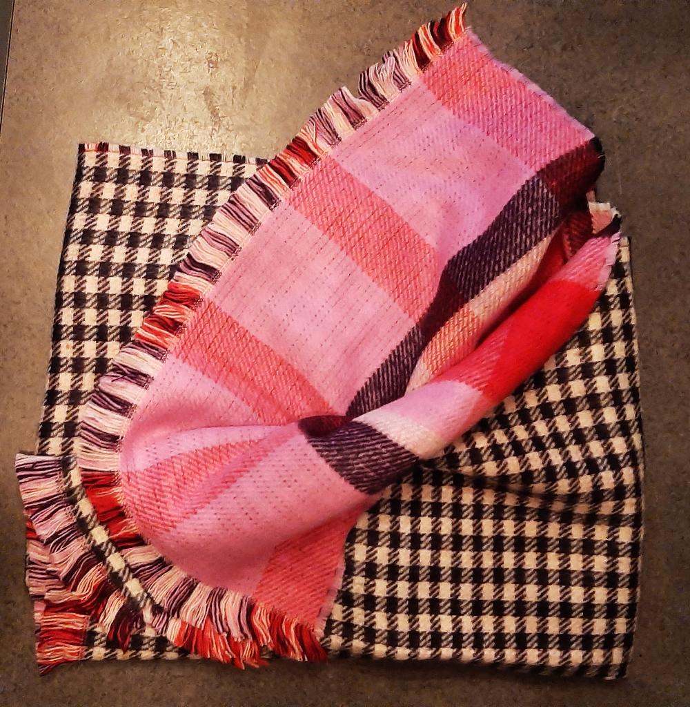 Te koop: Nieuw!! Mooie geweven sjaal in pied-de-poule, Kleding | Dames, Mutsen, Sjaals en Handschoenen, Ophalen, Nieuw, Sjaal