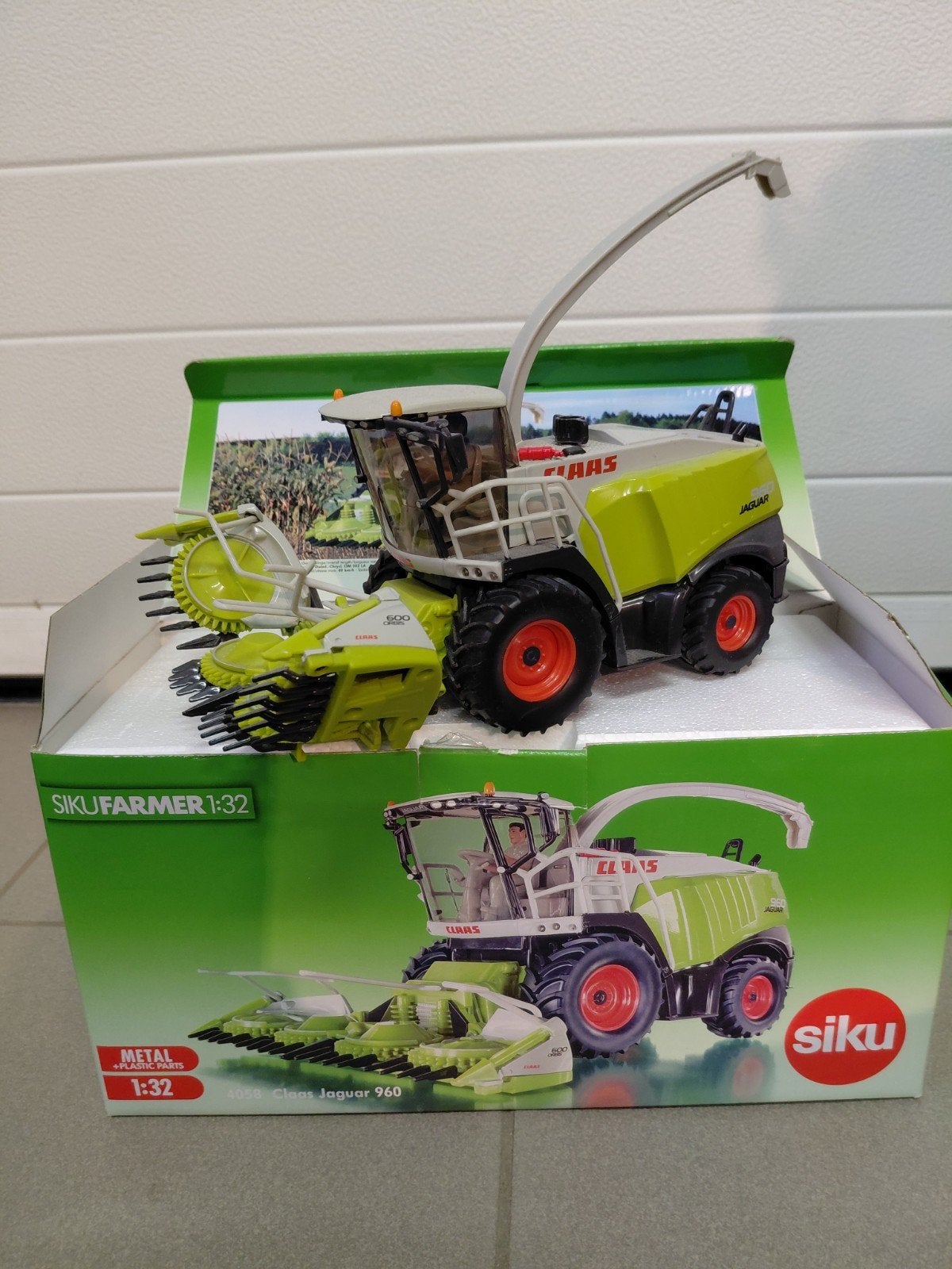 siku 1/32 claes Jaguar 960. 4058, Hobby & Loisirs créatifs, Voitures miniatures | 1:32, Enlèvement ou Envoi, Neuf, Tracteur et Agriculture