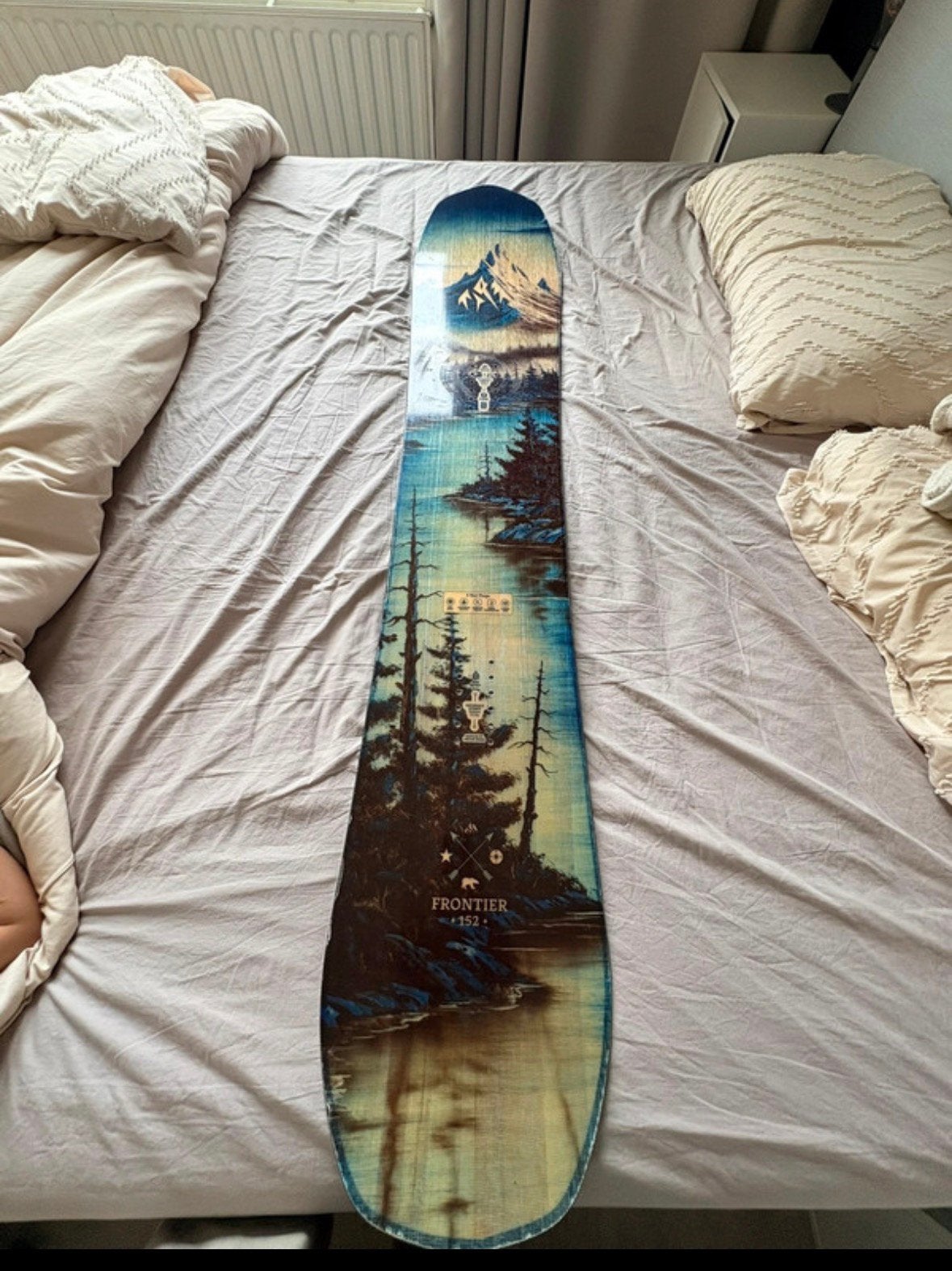 Snowboard jones 153 en jas coal, Envoi, Utilisé, Planche