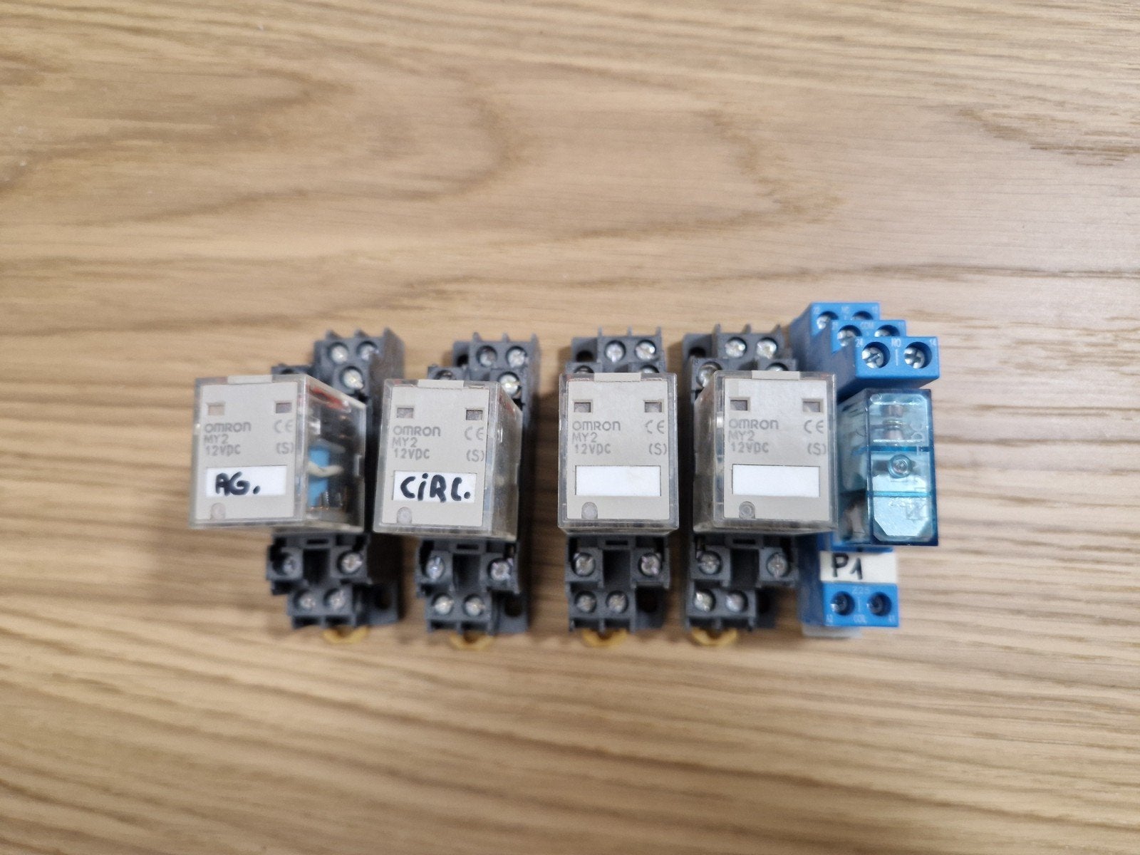 Lot 5 relais 12V DC Omron MY2 / Finder avec socles DIN, Bricolage & Construction, Enlèvement ou Envoi, Relais