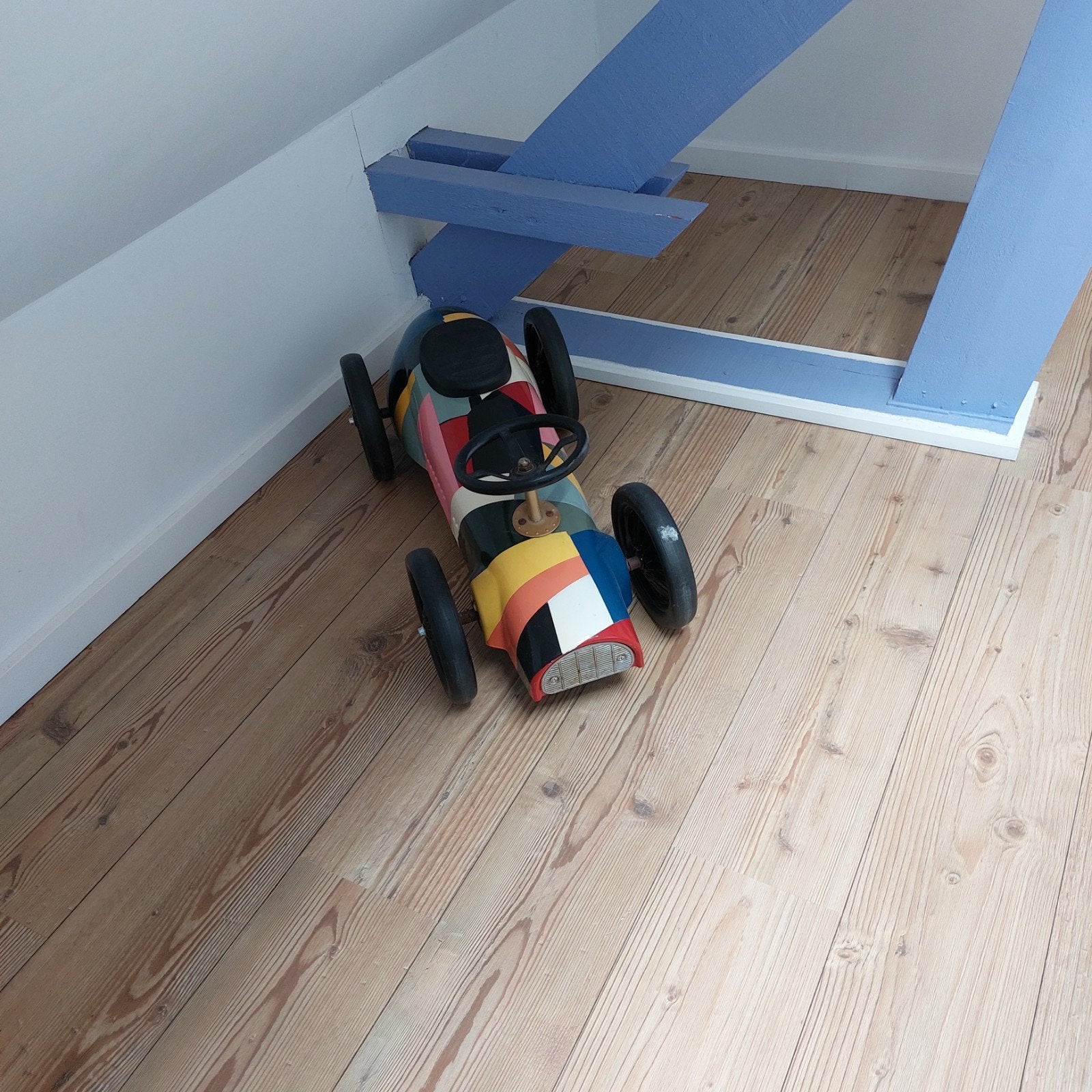 Geschilderde loopauto als decoratie, Ophalen, Object, Metaal, Beweegbaar