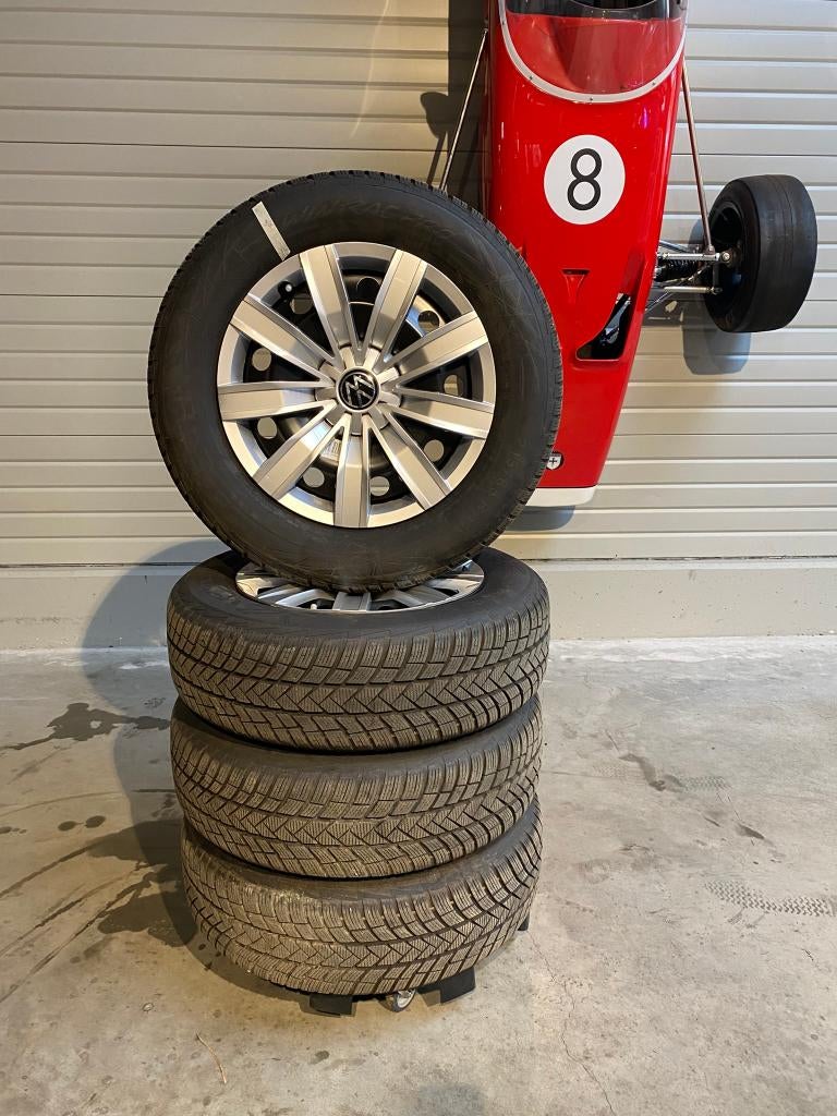 Set banden en wieldoppen voor VW (3G), Ophalen, Zo goed als nieuw