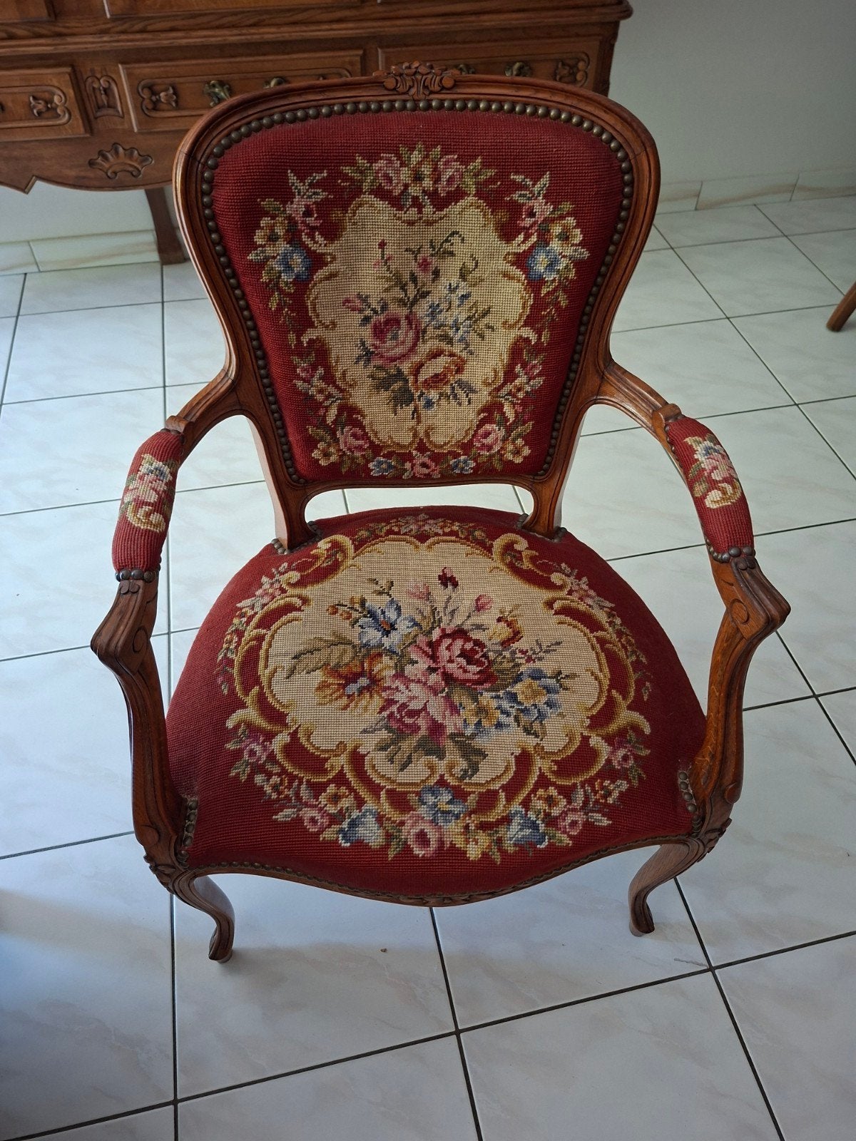 2 jolies chaises. 1 brodée et 1 en velours rouge., Antiquités & Art, Enlèvement