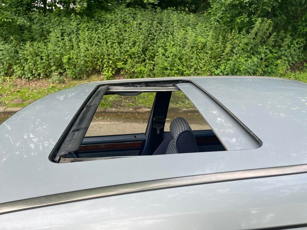Mercedes 250d oldtimer-automaat van bouwjaar 1990, foto 12