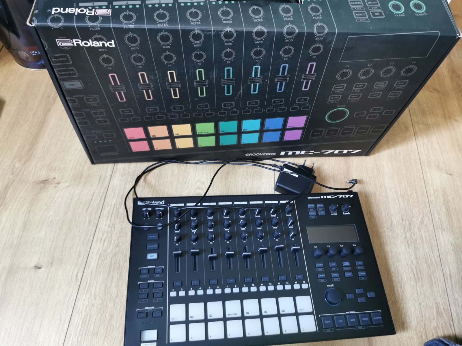 Roland MC-707 - comme neuve, Musique & Instruments, Comme neuf, Roland