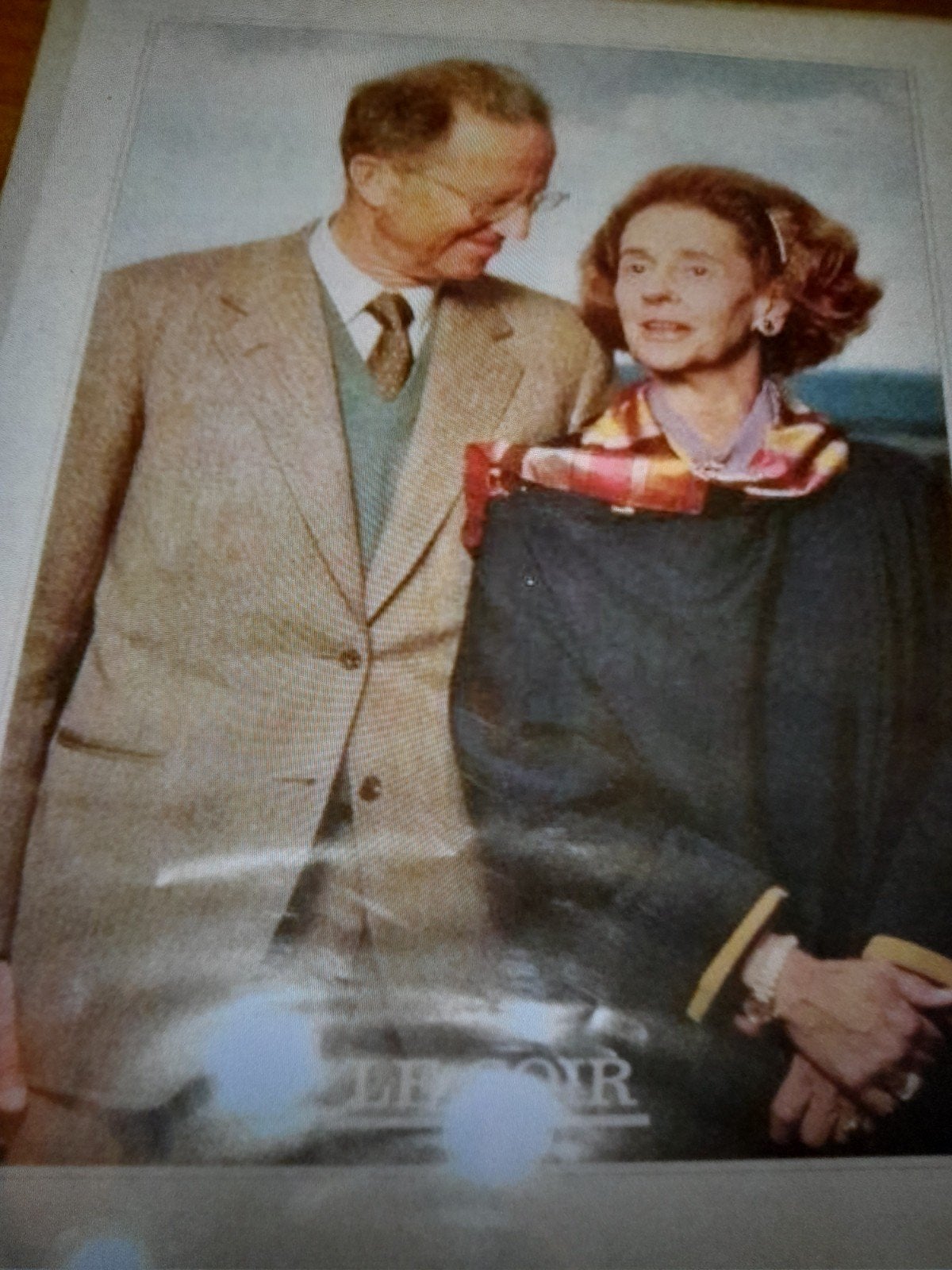 Koningspaar Boudewijn & Fabiola beschermd door een achtbaan, Ophalen of Verzenden, Nieuw, Kaart, Foto of Prent