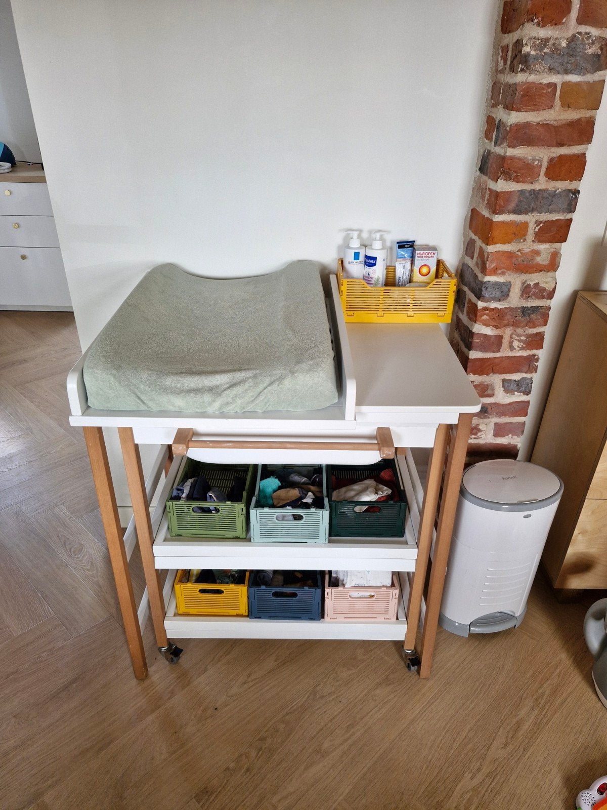 Table d'allaitement avec baignoire à roulettes - QUAX, Enfants & Bébés, Enlèvement, Comme neuf, Baignoire, Autres marques