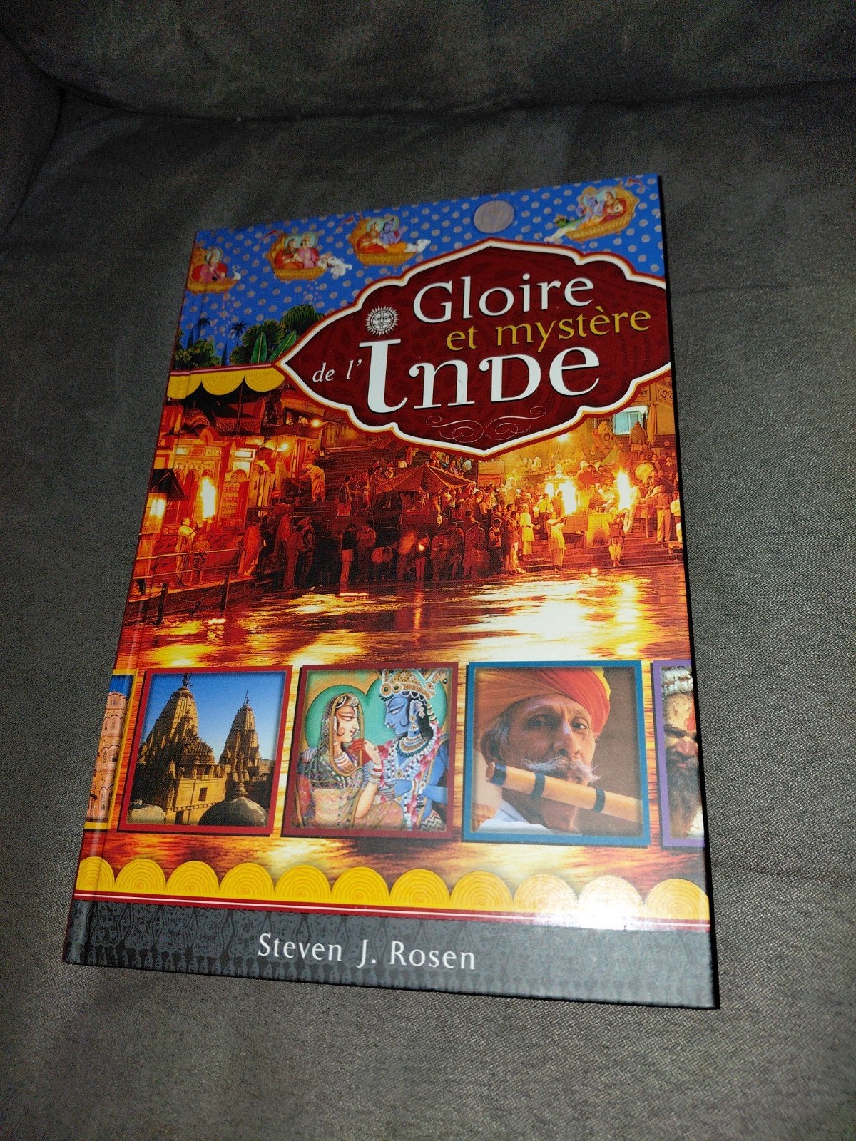 livre la gloire de l'inde, Enlèvement