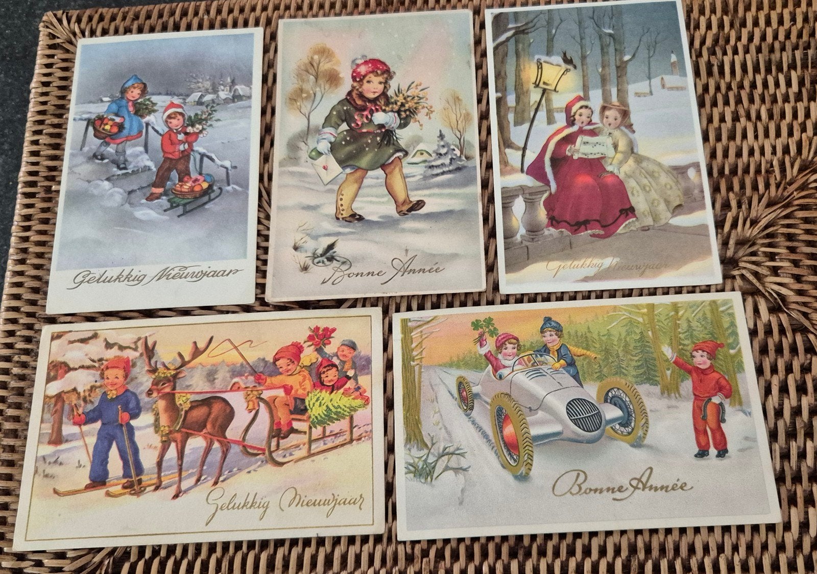 5 cartes postales du Nouvel An décrites à l'ancienne, Enlèvement