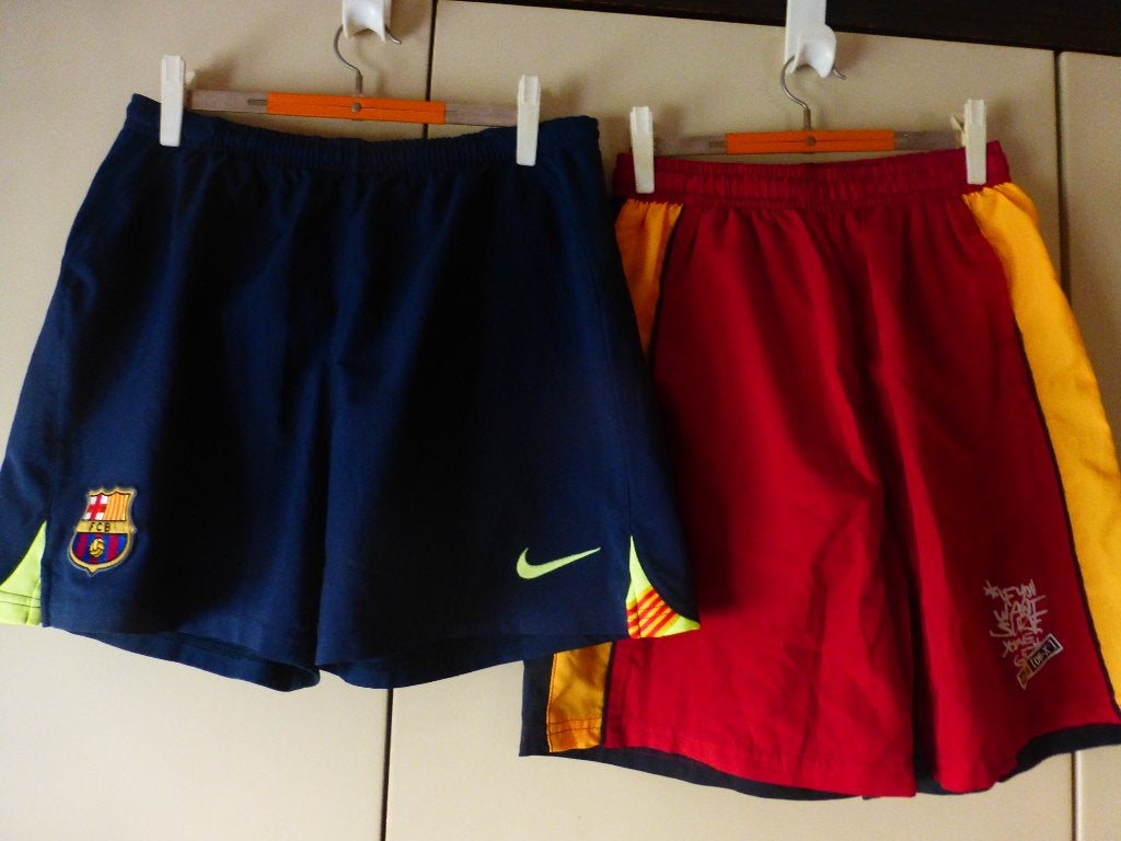 2 shorts de foot,1 Belgique +1 FC Barcelone ( 9€ pour les 2), Enfants & Bébés, Enlèvement ou Envoi, Comme neuf, Garçon ou Fille