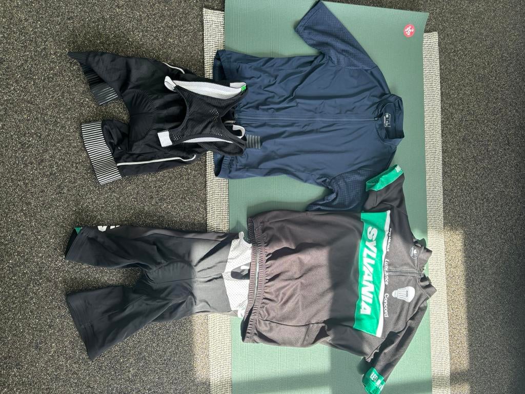 2 setjes wielerkledij, Ophalen, Gebruikt