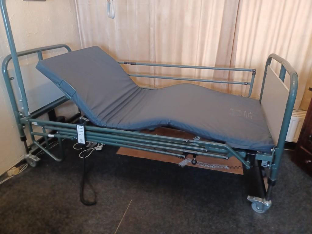 ziekenhuisbed (elektrisch verstelbaar) met matras, Diversen, Verpleegmiddelen, Ophalen, Zo goed als nieuw