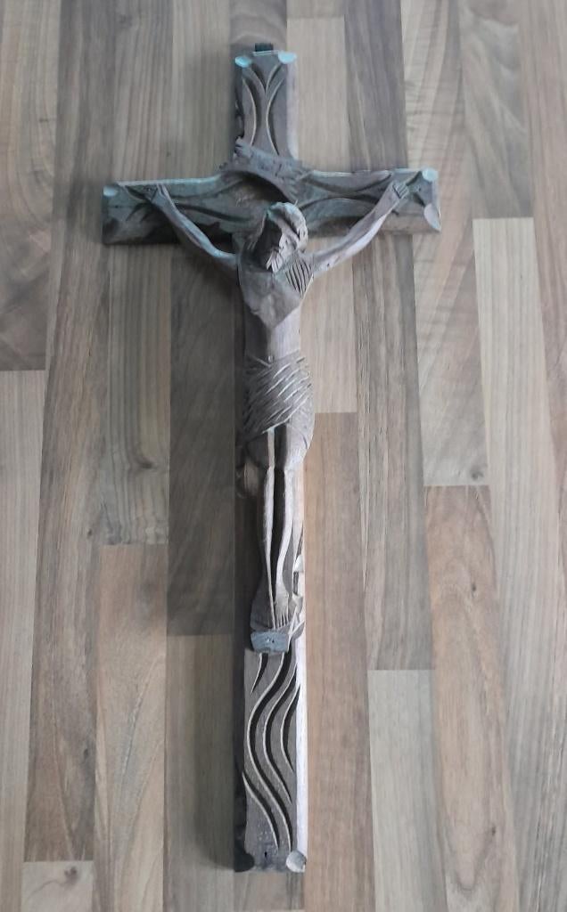 Crucifix en bois, Enlèvement