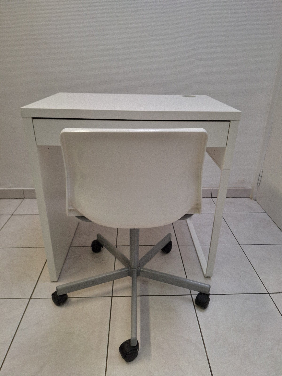 Bureau IKEA MICKE + Chaise blanche - Très bon état, Maison & Meubles, Bureau d'écolier, Comme neuf, Enlèvement, IKEA