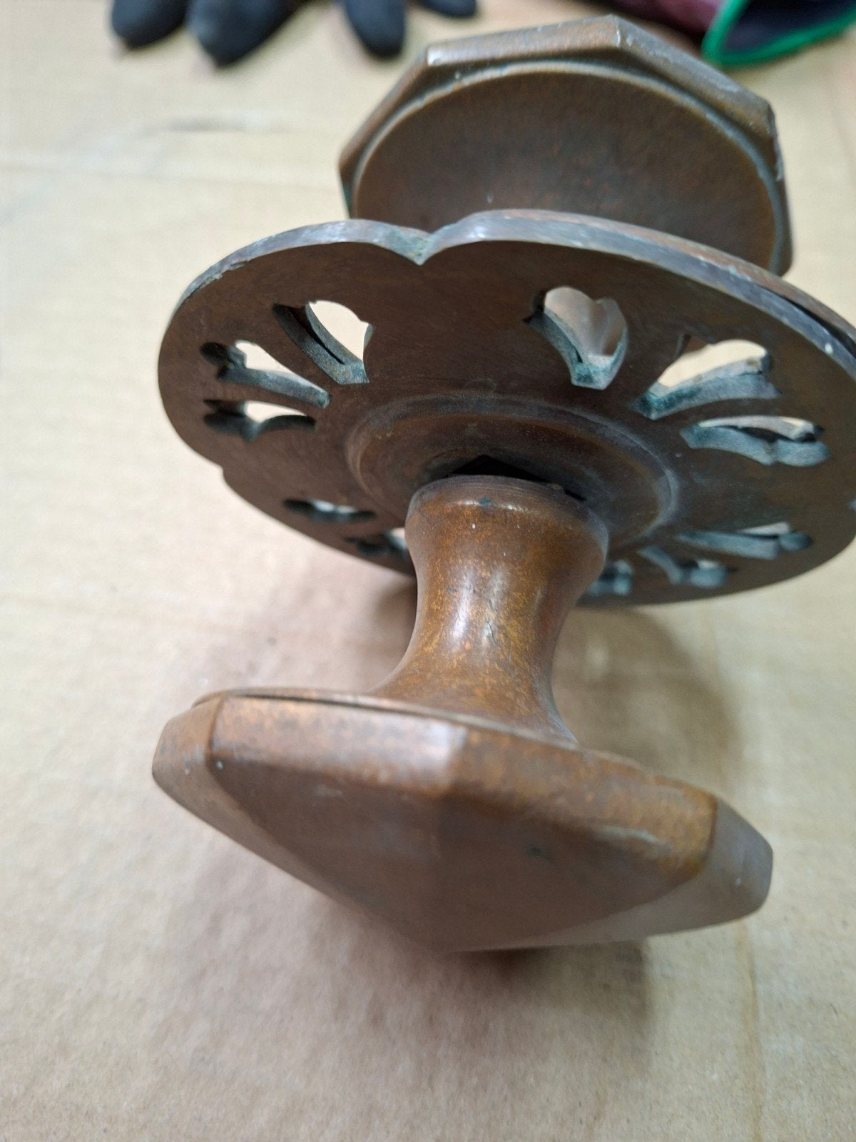 Antieke deurknop brons met roset, Ophalen of Verzenden