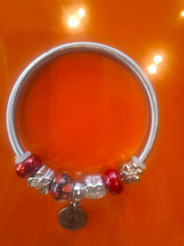 Nieuwe zilveren armband in Pandora-stijl, rode bedeltjes, Nieuw, Ophalen of Verzenden, Elastiek, Met bedels of kralen