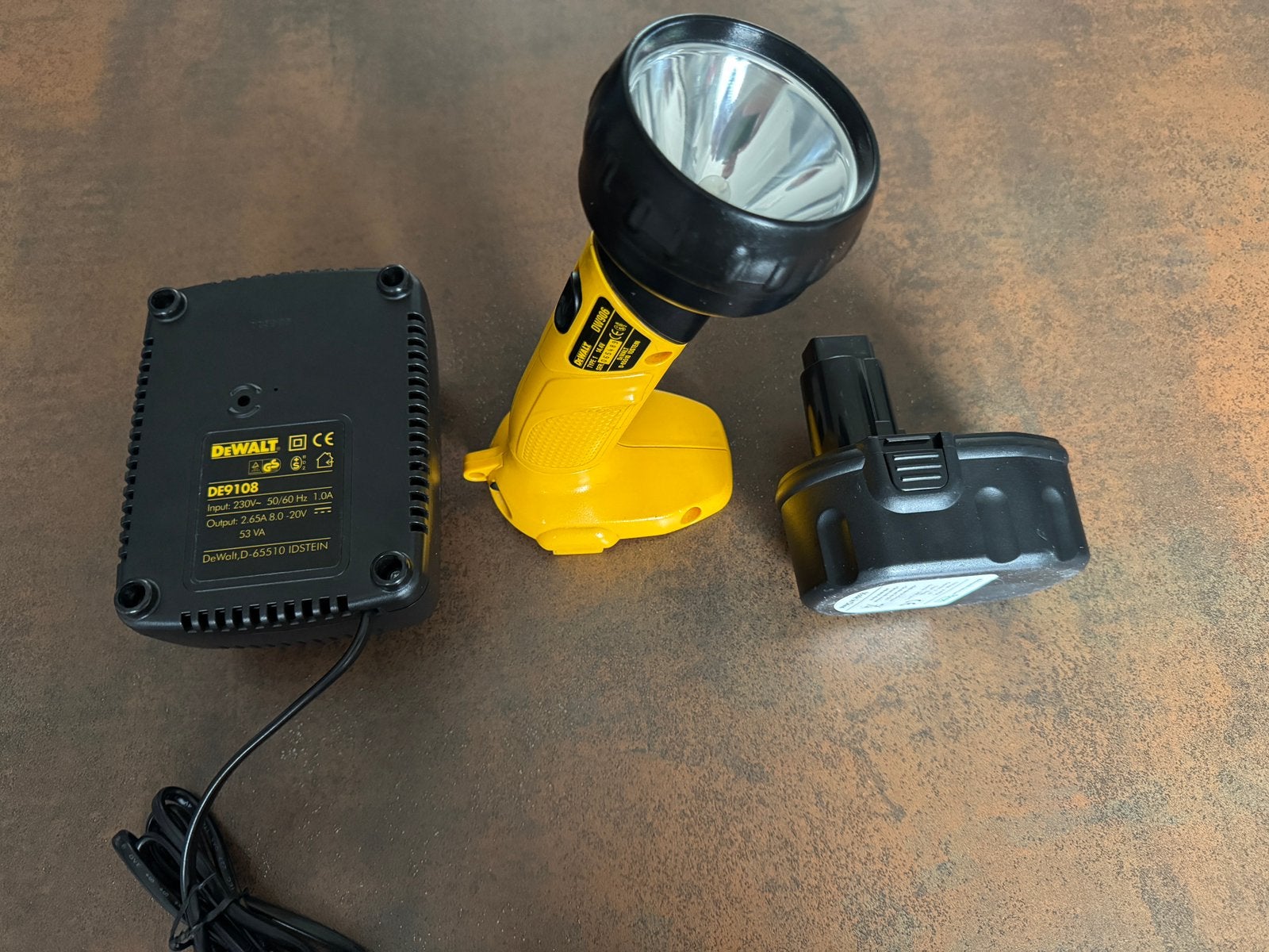 DeWalt DW906 met DE9108 lamp met lader en accu, Enlèvement ou Envoi, Comme neuf, DeWalt