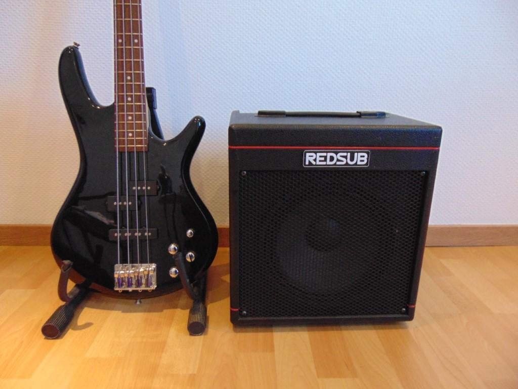 Bass versterker Redsub 30 Watt + Ibanez Bas gitaar ., Muziek en Instrumenten, Versterkers | Bas en Gitaar, Nieuw, Gitaar, 50 tot 100 watt