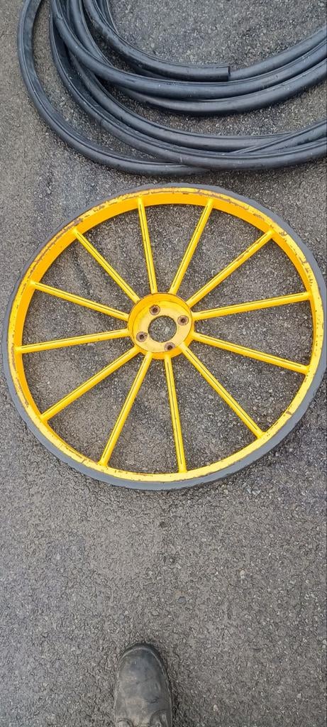 Roue en fer type marathon- hippomobile diamètre 80cm