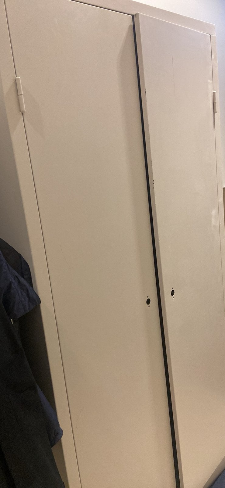 Ijzeren kast - gedeeltijk (buitenkant) geschilderd, Ophalen, Gebruikt
