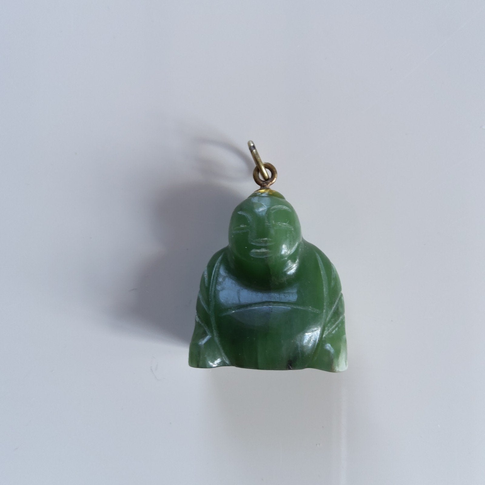 Kettinghanger in groene jade: zittende boeddha., Bijoux, Sacs & Beauté, Pendentifs, Comme neuf, Pierre ou Minéral, Enlèvement ou Envoi
