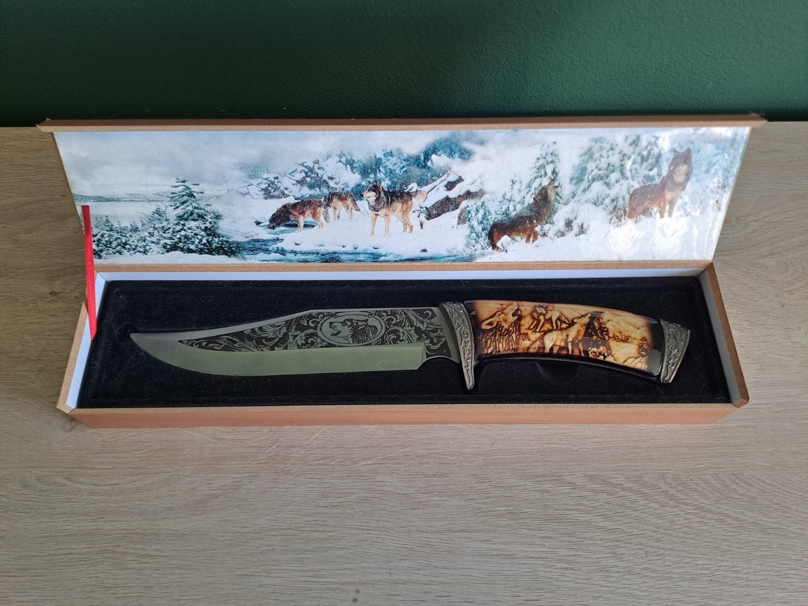 Wildlife Wolf Bowie Knive with Faux Ivory Handles Wooden Box, Antiek en Kunst, Ophalen