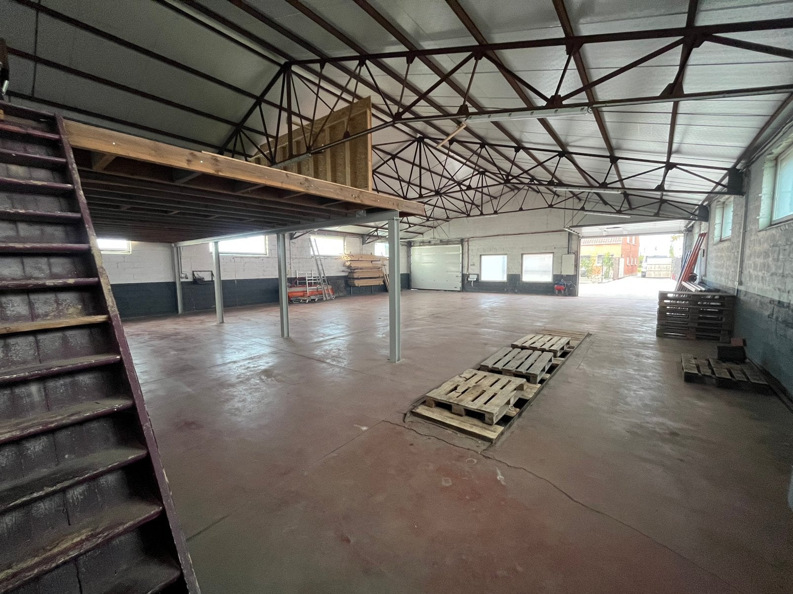 Woning met grote loods, Articles professionnels, Immobilier d'entreprise