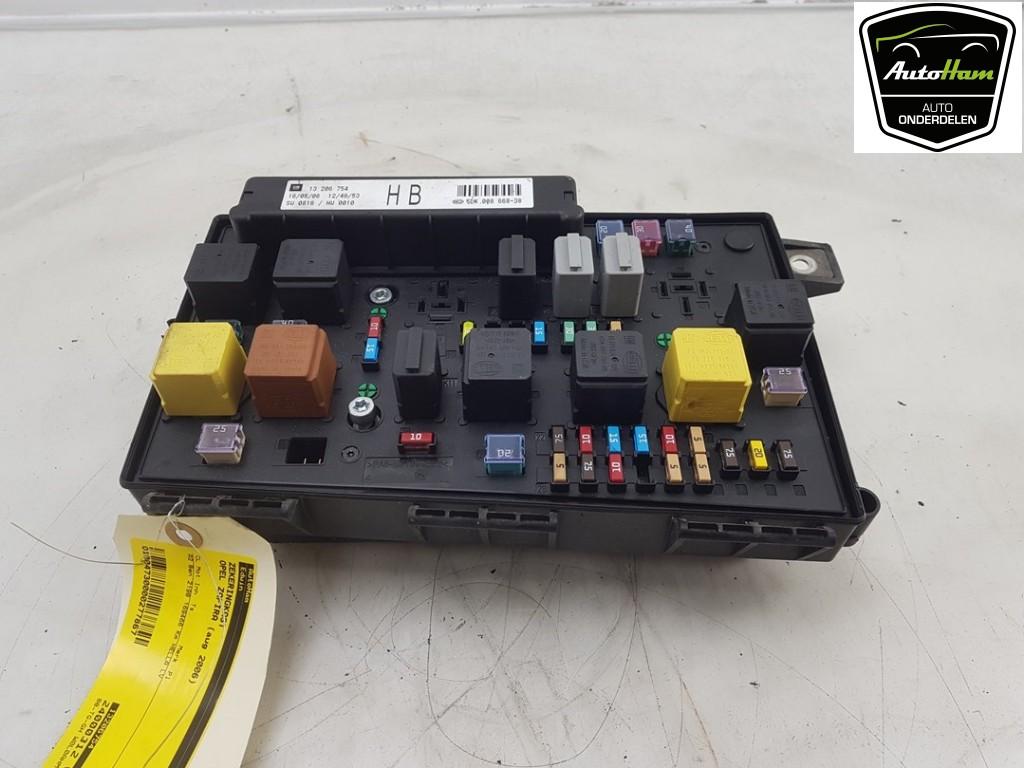 BOITIER FUSIBLES Opel Zafira (M75) (01-2005/04-2015), Opel, Utilisé, Rixbecker Straße 75
59552  Lippstadt, DE, Info@forvia.com