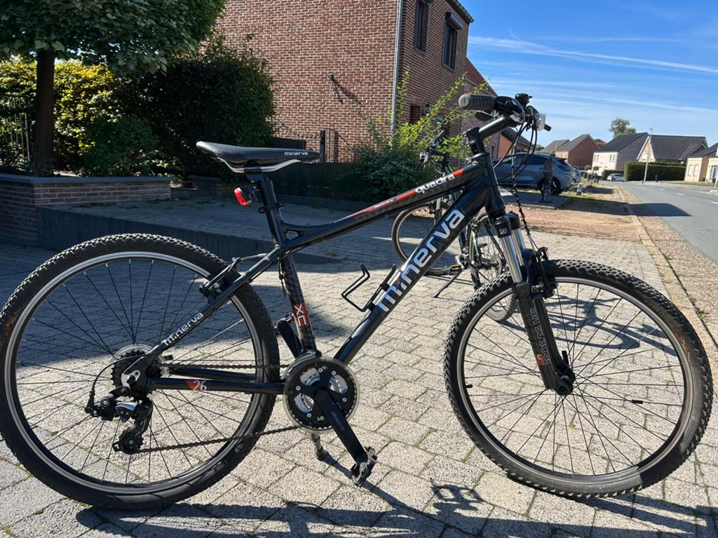 Mountainbike Minerva Suadra zwart/rood, Vélos & Vélomoteurs, Vélos | VTT & Mountainbikes, Frein sur jante, 45 à 49 cm, Comme neuf