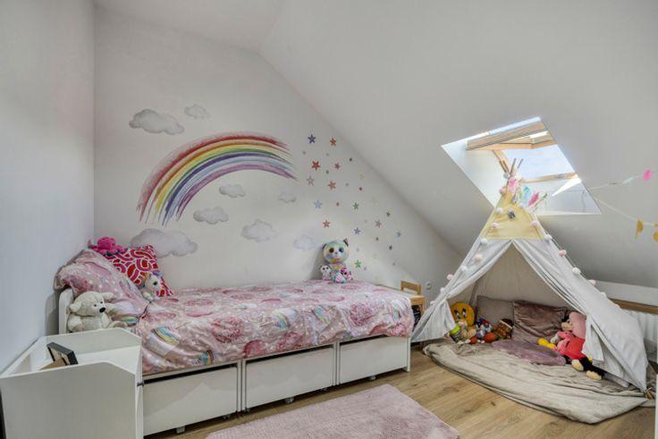 Kinderkamer: bed, lades (op wieltjes) en nacht kast, Enlèvement, Comme neuf