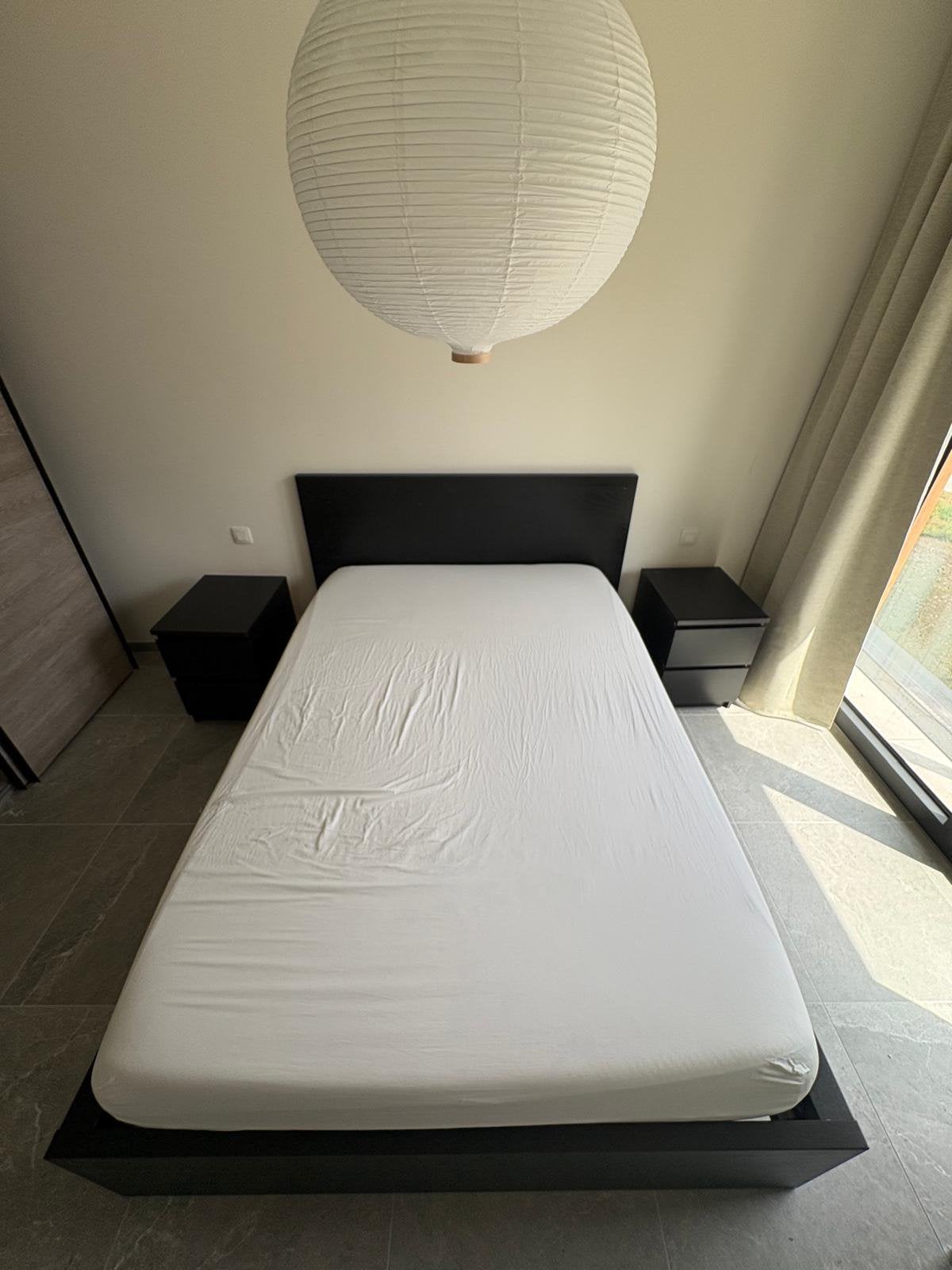 Ikea MALM bed inclusief 2 lattenbodems en 2 nachtkastjes, Enlèvement, Utilisé