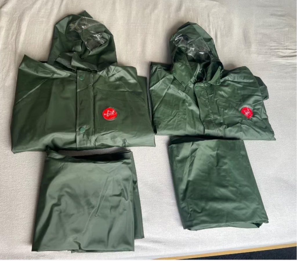 Vêtements de pluie (2 vestes + 2 pantalons) neufs., Envoi, Neuf
