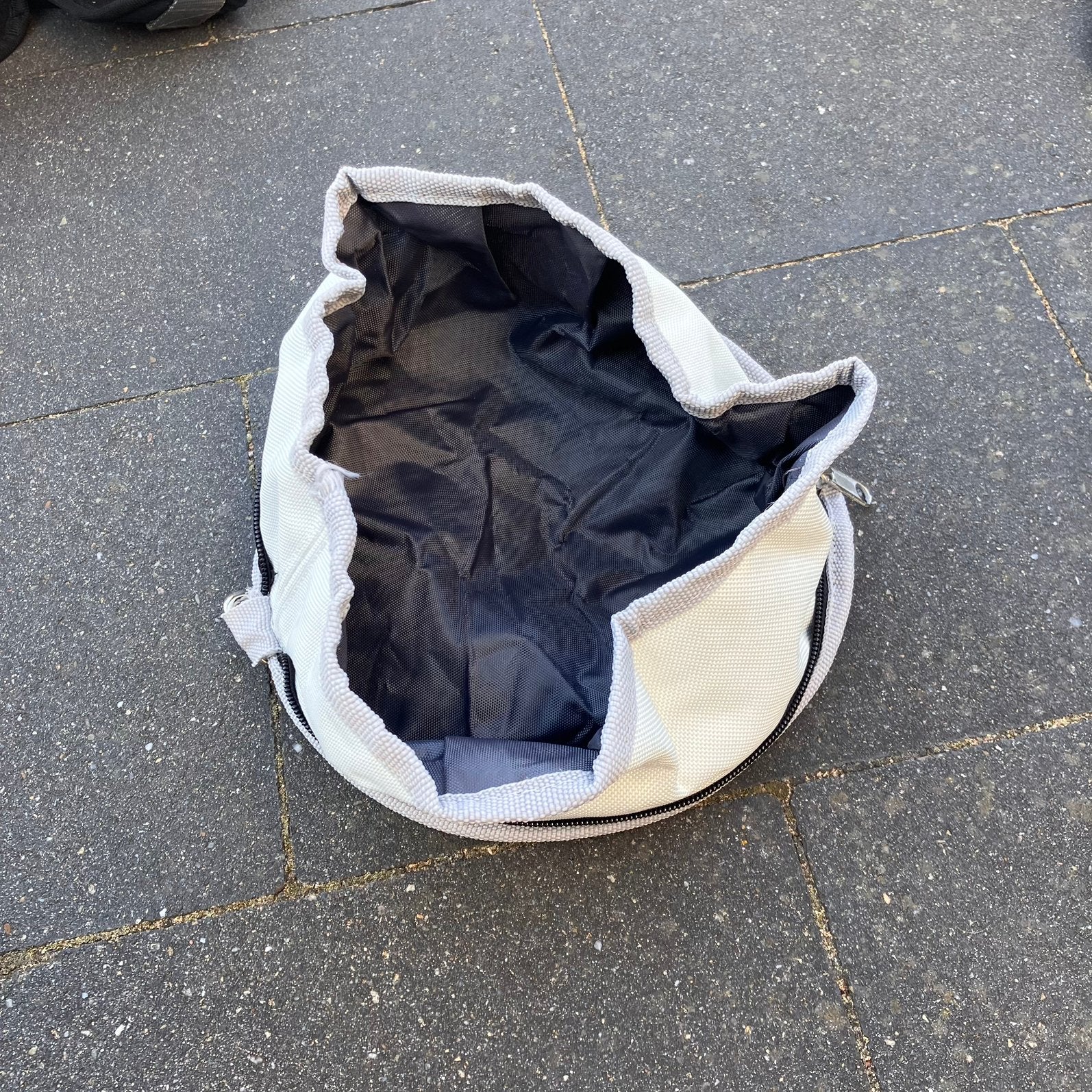 Honden drinkbakje, Enlèvement