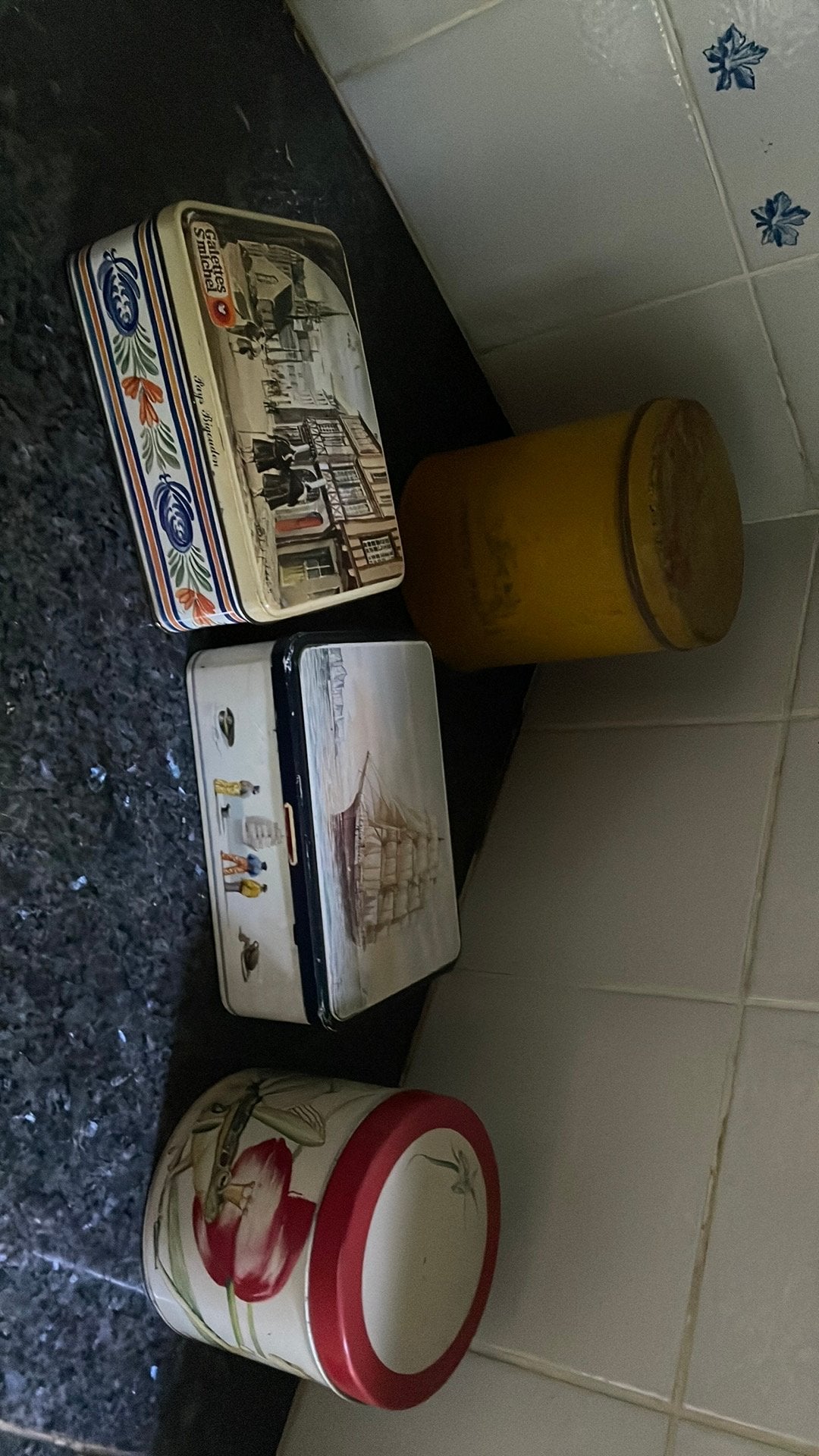 Boîtes en étain, Enlèvement