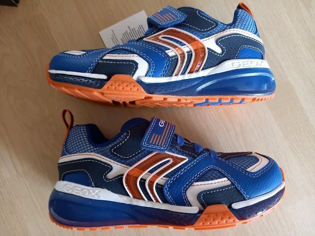 Chaussures NEW Geox taille 32 pour garçon avec lumières, Neuf, Garçon, Enlèvement ou Envoi, Chaussures