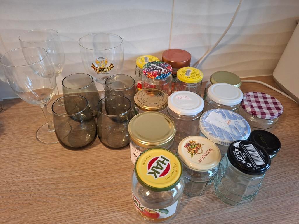 A donner. 4verres à eau, 2 à vin,1 de bière etc., Divers