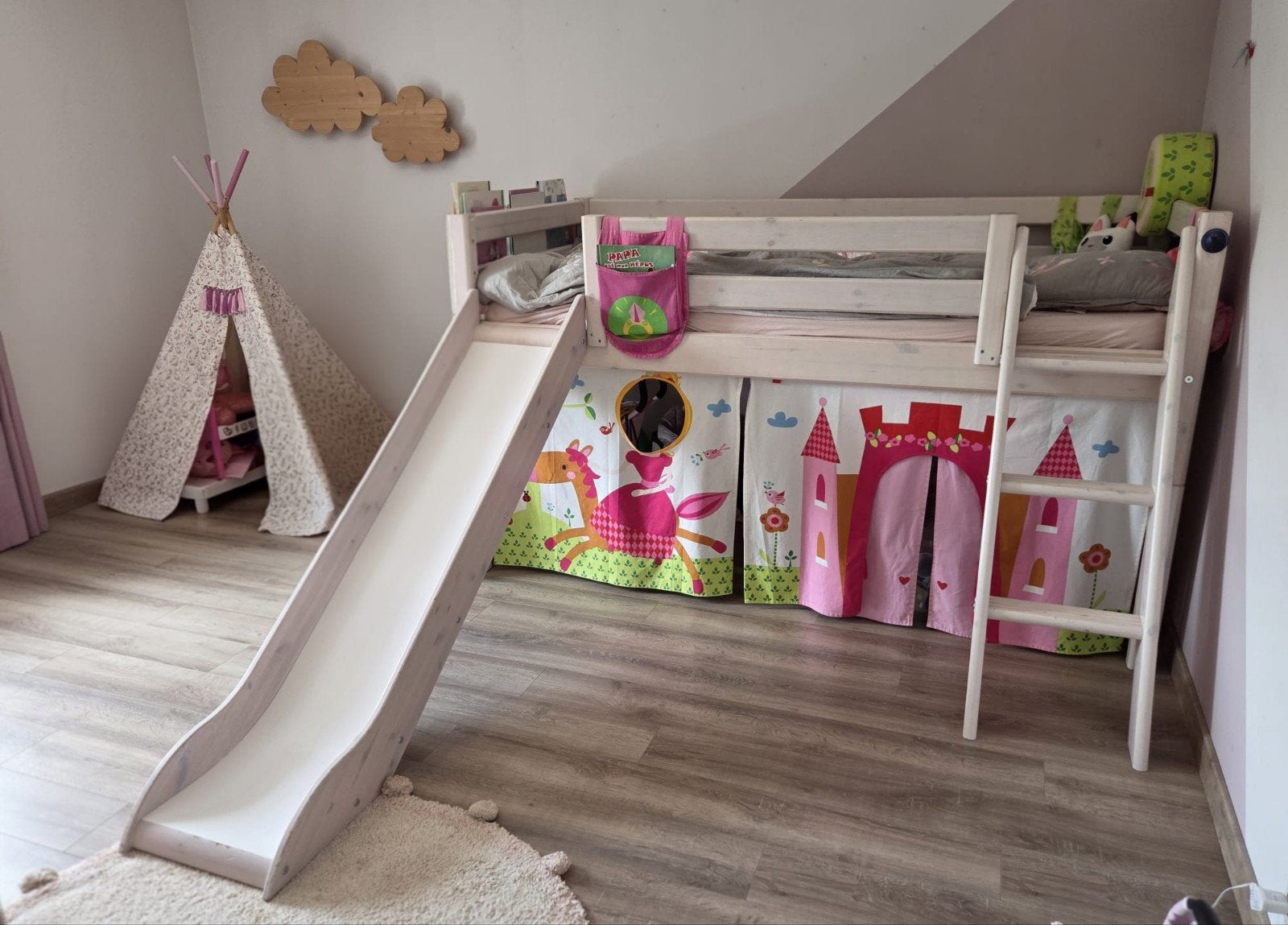 lit surélevé Flexa ,bois massif blanc cérusé avec toboggan, Enfants & Bébés, Chambre d'enfant | Lits superposés & Lits mezzanines