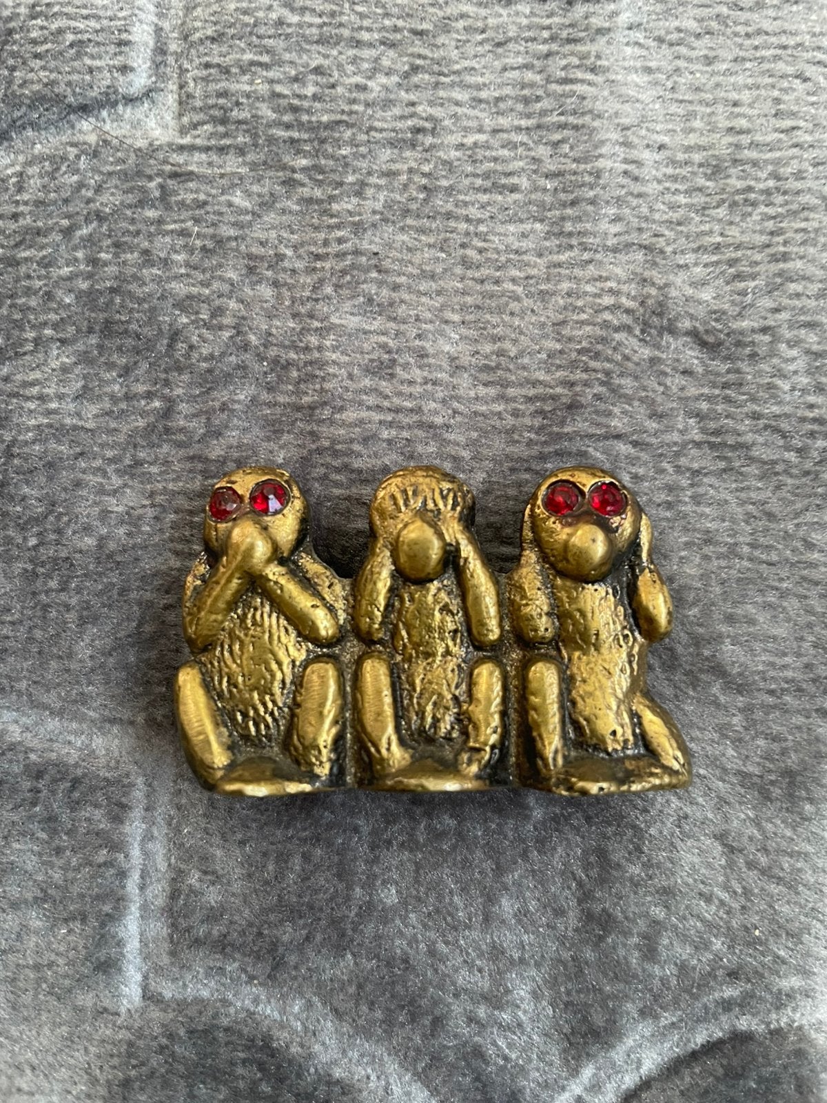 Statuette vintage 3 singes de la sagesse – Dorée–Yeux rouges, Enlèvement ou Envoi, Comme neuf