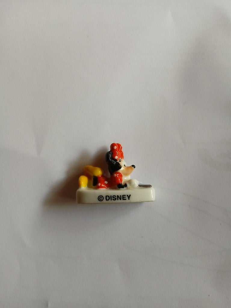 Fève porcelaine Minnie Disney. Très bon état., Enlèvement ou Envoi, Neuf