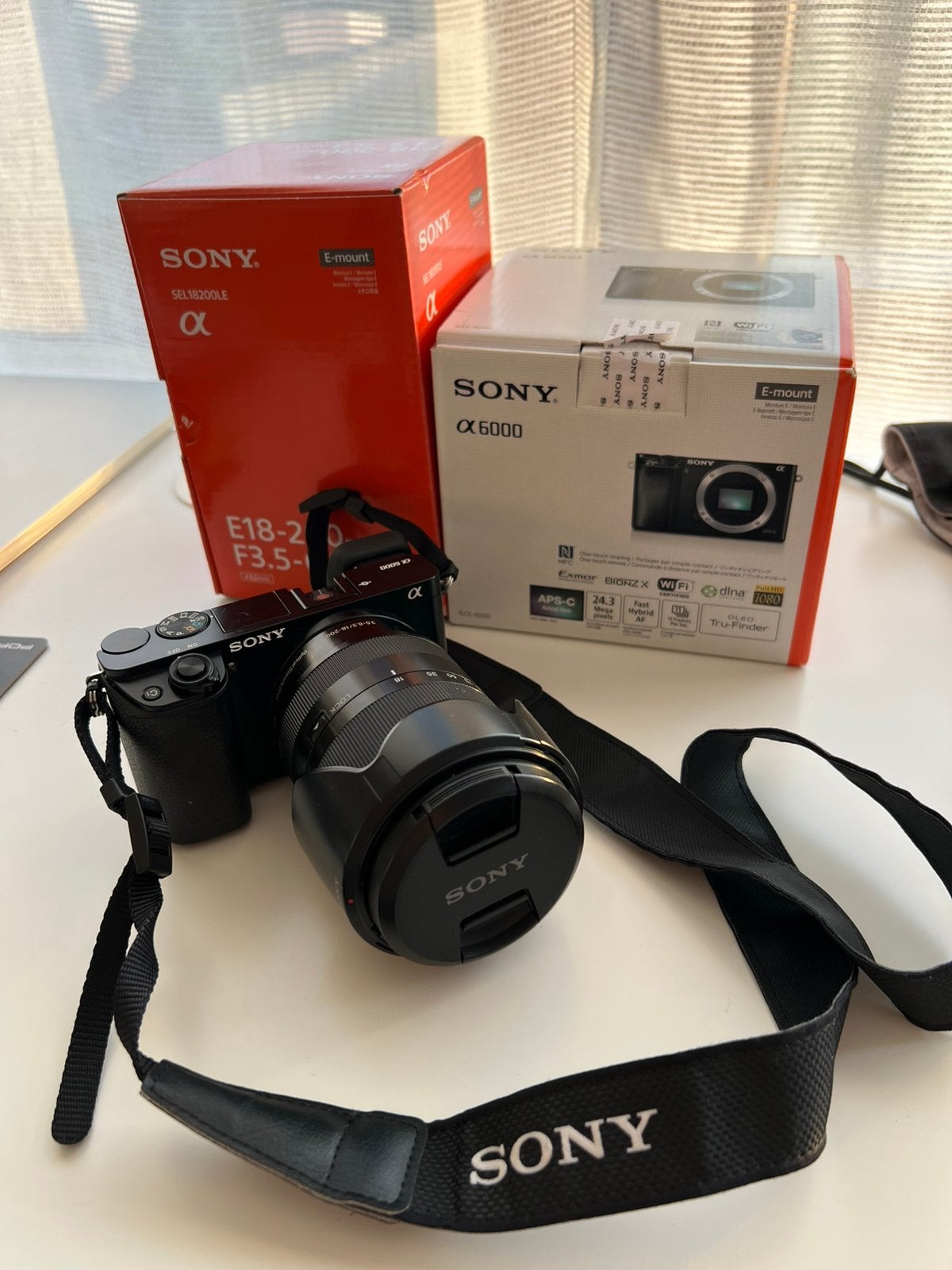 Sony A6000 + Sony 18-200mm 16k klick, Ophalen, Zo goed als nieuw, Oplader, Sony