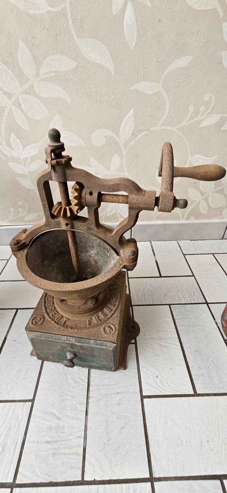 antieke koffiemolen Peugeot, Ophalen