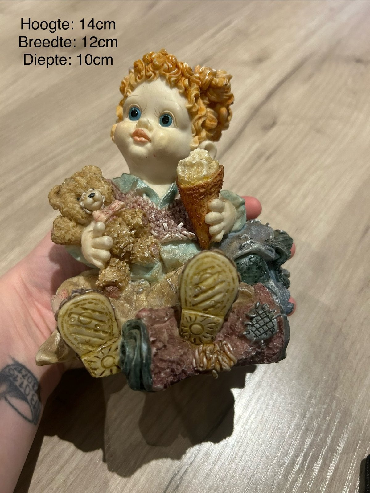 Beeld meisje met knuffelbeer en ijsje, Ophalen of Verzenden, Zo goed als nieuw, Mens