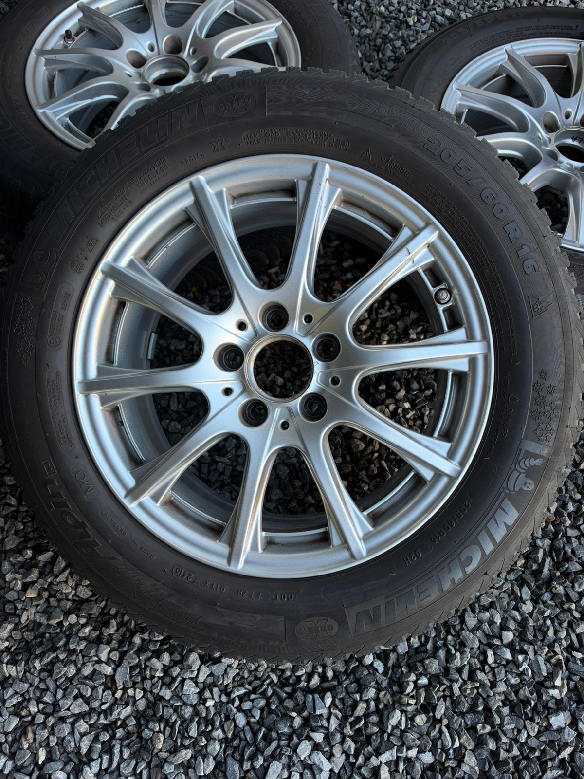 Jantes Mercedes d'origine avec pneus d'hiver, Autos : Pièces & Accessoires, Pneus hiver, 16 pouces, Véhicule de tourisme, 205 mm