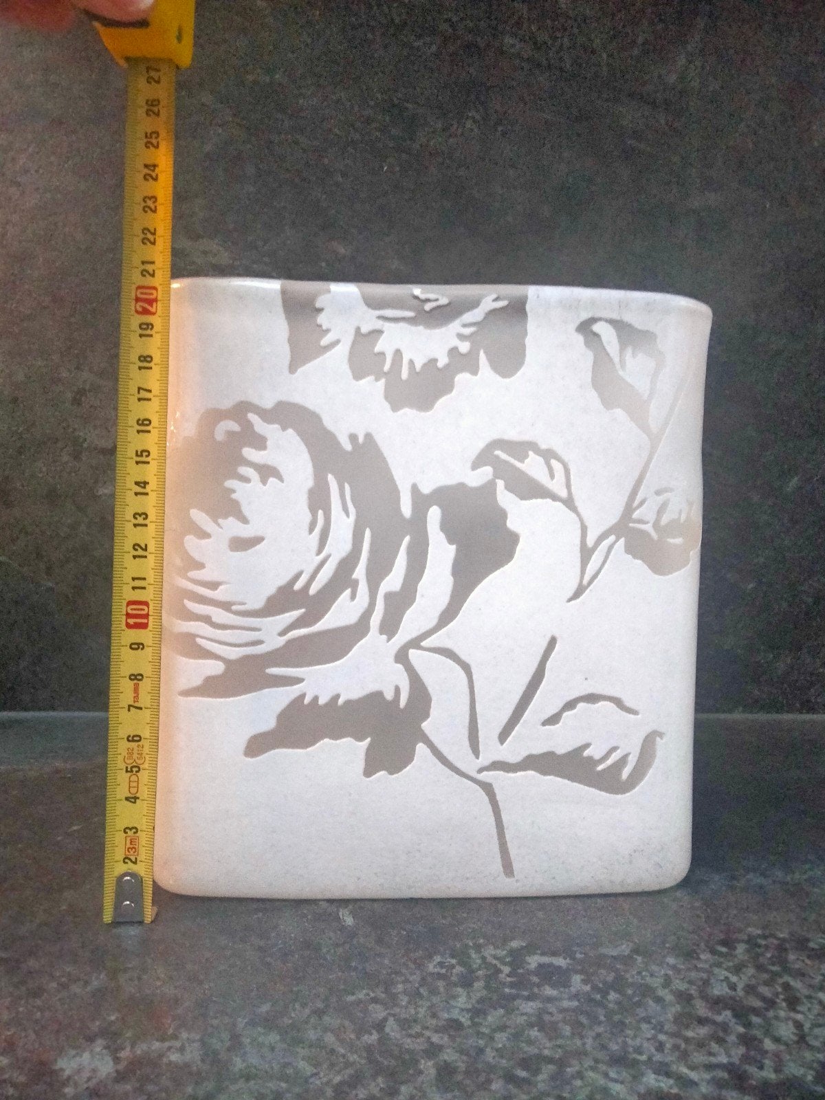 Vase en céramique blanc.Rose en relief inversé.Style shabby, Maison & Meubles, Enlèvement, Rose