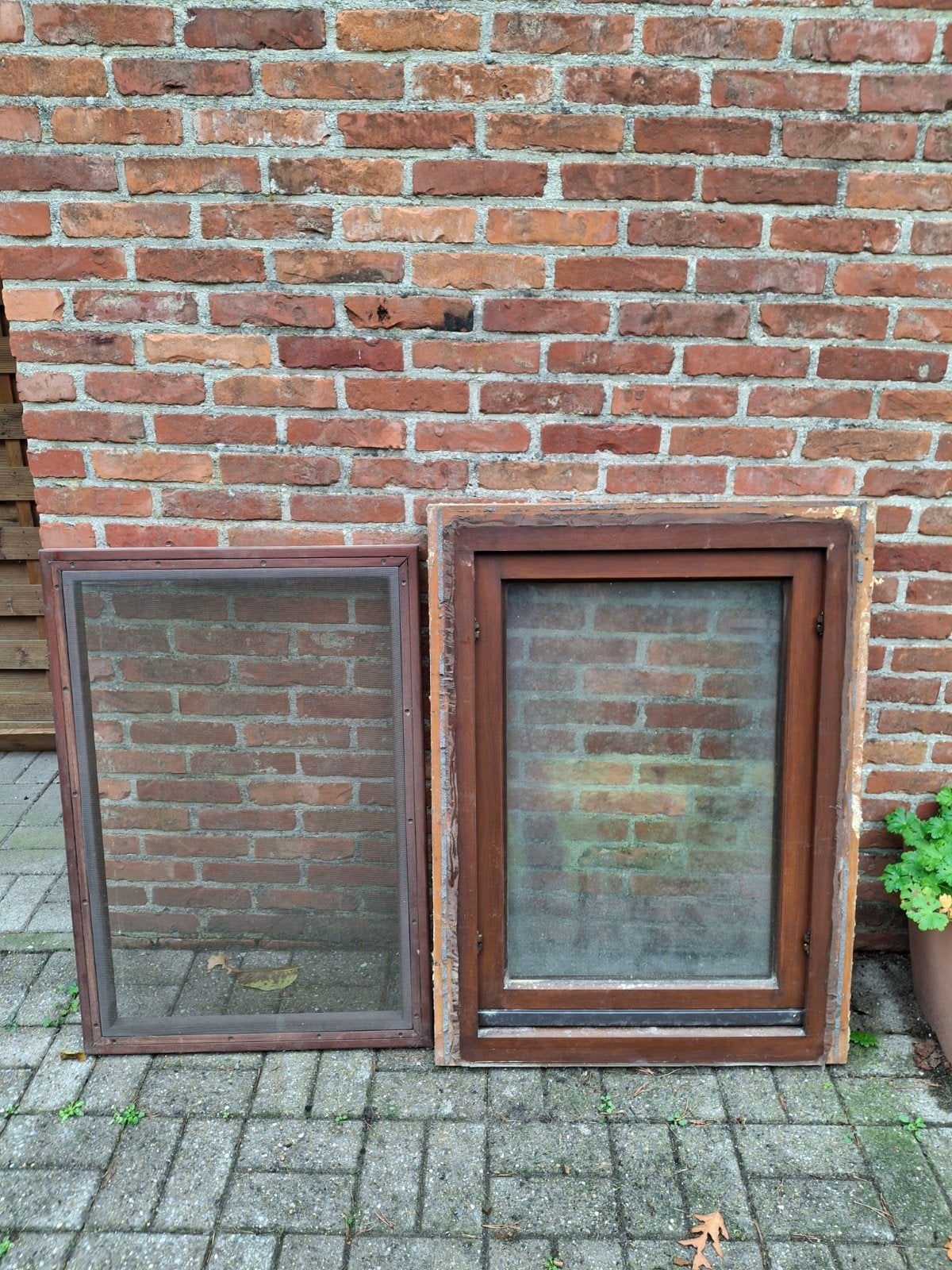 raam met vliegenraam in afzelia, Ophalen