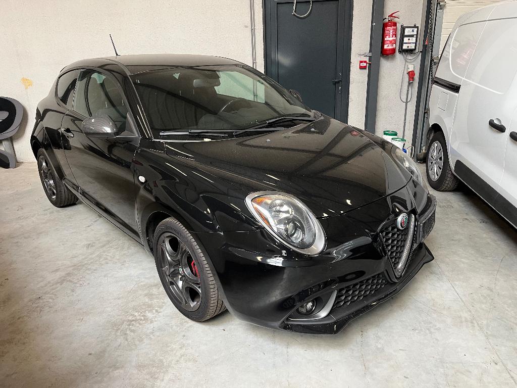 alfa mito benzine navigatie airco cruise pdc euro 6, Auto's, Alfa Romeo, Voorwielaandrijving, Stof, Zwart, MiTo