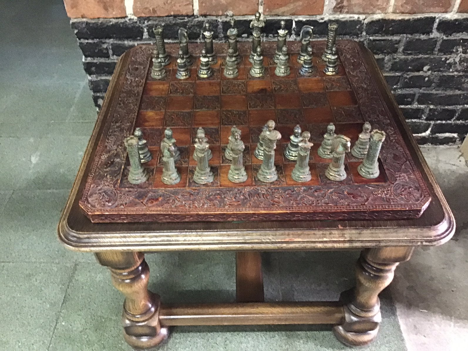 Schaaktafel met prachtige zware metalen schaakstukken., Ophalen